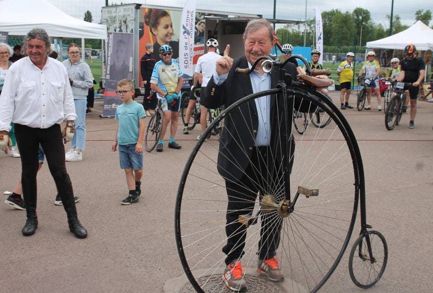 Guy ROUX et son grand bi créent l’attraction sur La Franck Pineau : la garantie d’une popularité à toute épreuve !