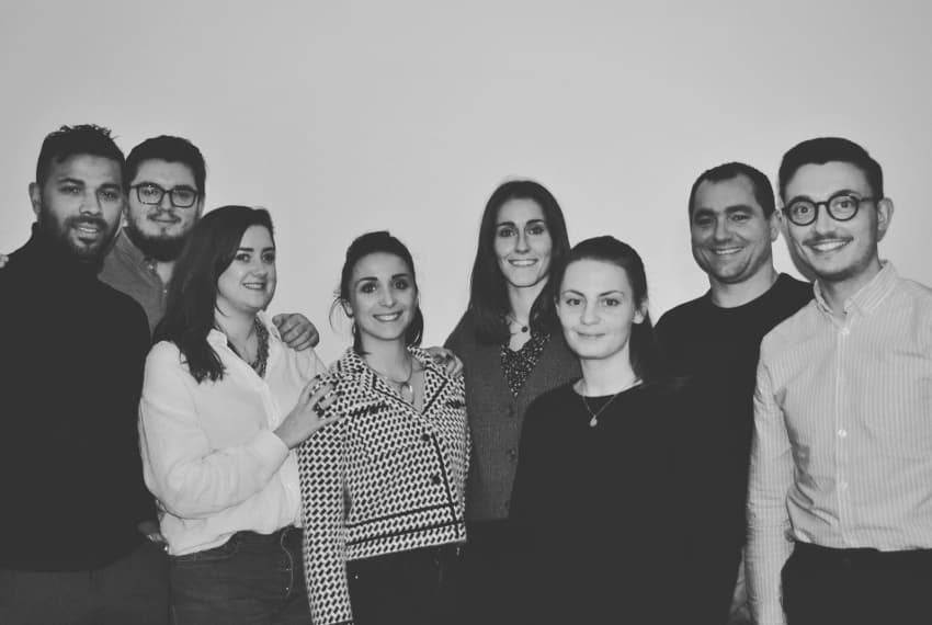 Le noir et blanc leur va comme un gant : le team JCE Auxerre 2023 à l’unisson avec la présidente Maud DUSSOL