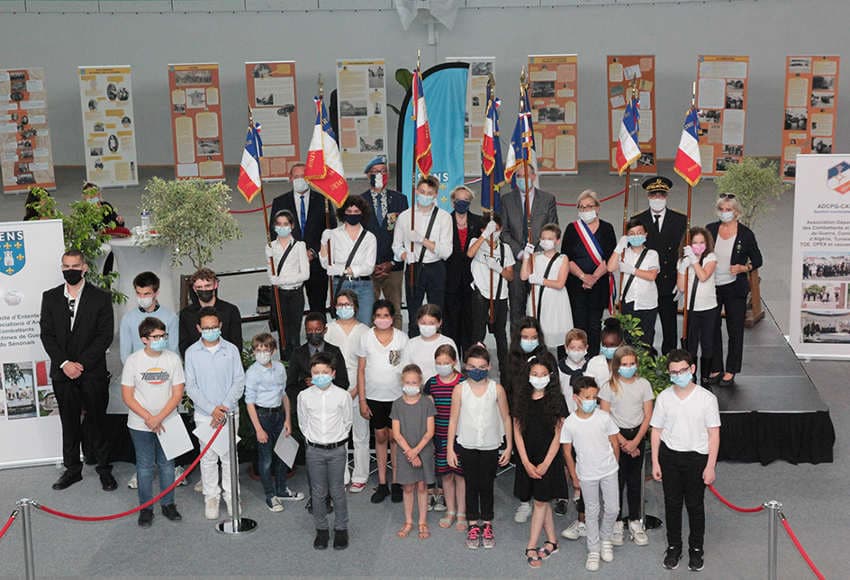 Drapeau citoyen : quand le devoir de mémoire se transmet d’un établissement scolaire à l’autre à Sens