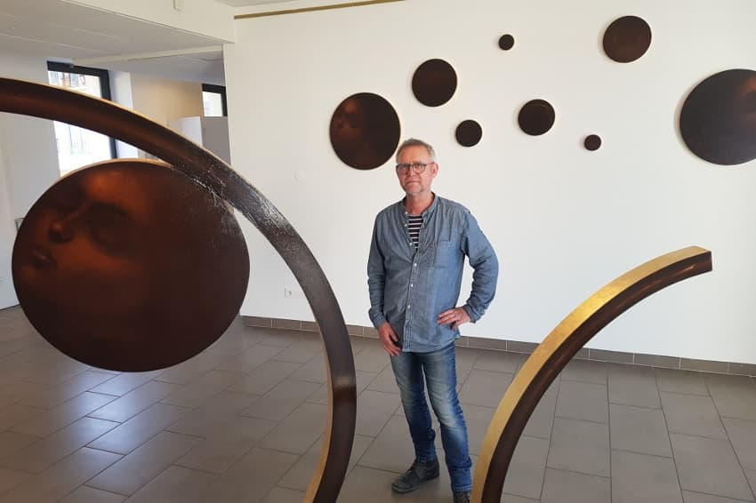 Sa quête visuelle se mue en une surprenante scénographie : Bruno CLOGNIER en « seigneur des anneaux » artistique