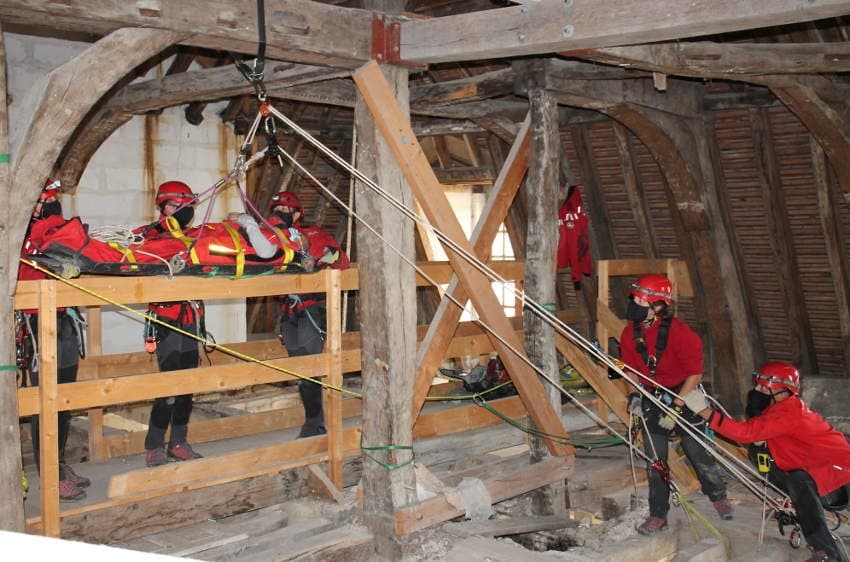 Prise de risques sous contrôle pour les sauveteurs du GRIMP : les « alpinistes » du SDIS 89 avancent avec filet…