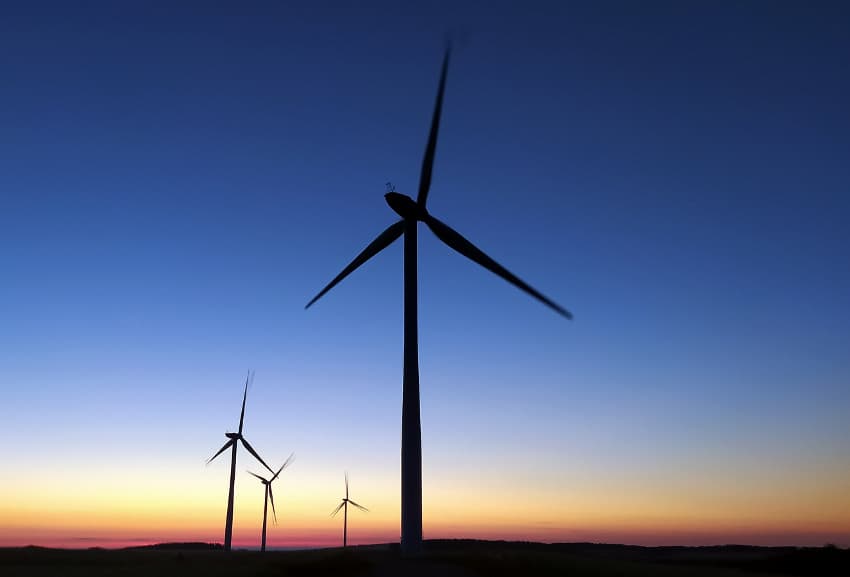 La semaine par monts et par mots… : belles comme des éoliennes prises « nues » à contre-jour !
