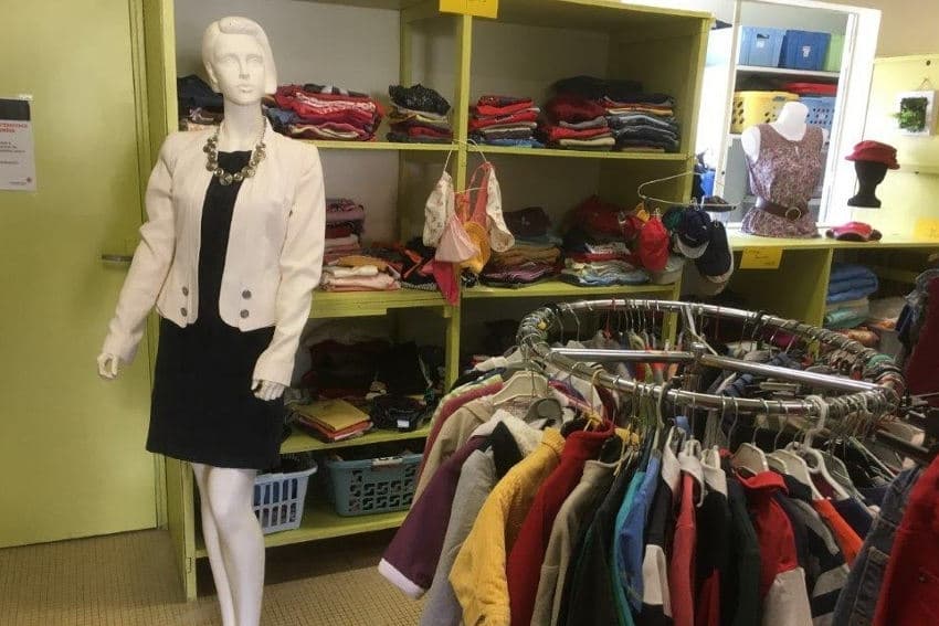 Un écrivain public officiera dans la nouvelle boutique de Joigny : le supplément d’âme de la Croix-Rouge…