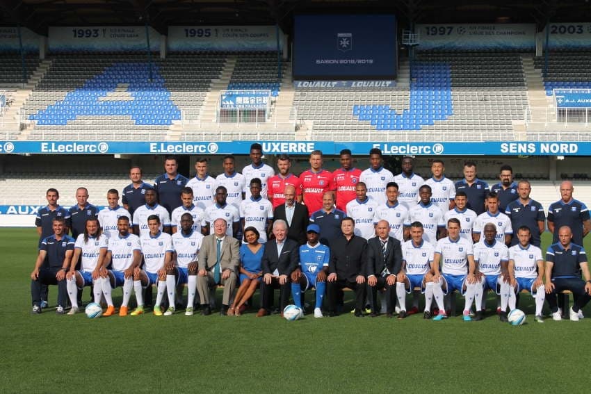 Les joueurs de l’AJ Auxerre tiennent la pose aux côtés de leurs partenaires…