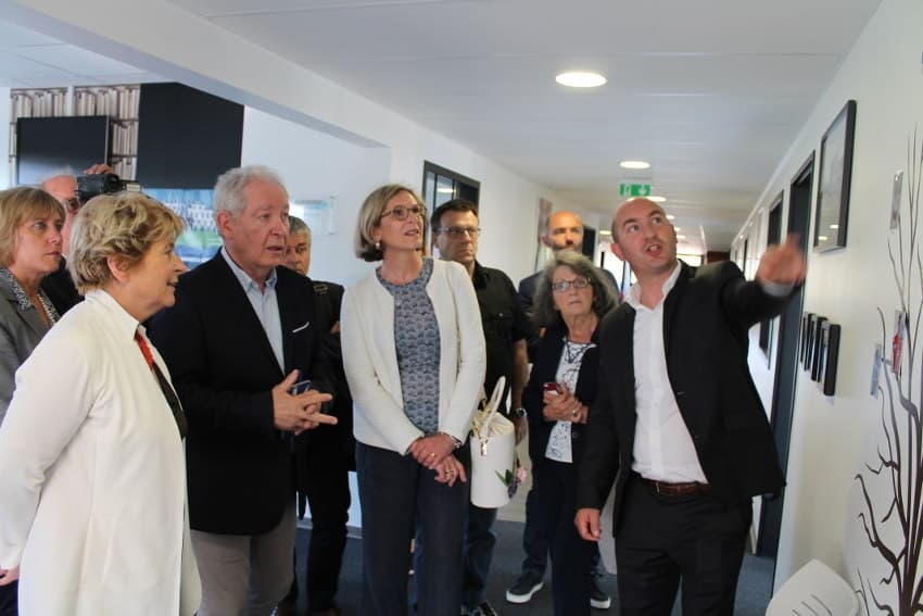 La facette éducative de l’AJA fascine Marie-Guite DUFAY (Région) lors de sa visite au centre de formation