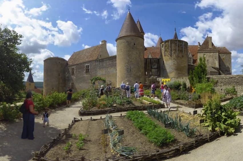 La vie culturelle reprend enfin ses droits : Marie-Guite DUFAY lance la saison 2020 en visitant Châteauneuf