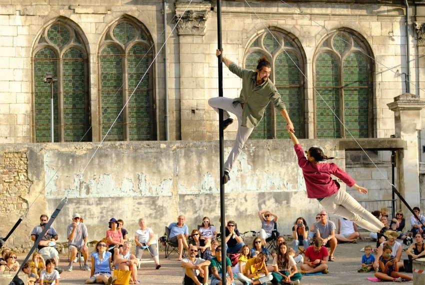 « Rues Barrées » : quand les artistes se donnent en spectacle au cœur d’Auxerre…