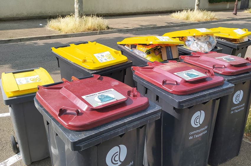 La semaine 26 par monts et par mots… : un relent de l’été 2022 ? Les poubelles décorent les trottoirs à Auxerre !