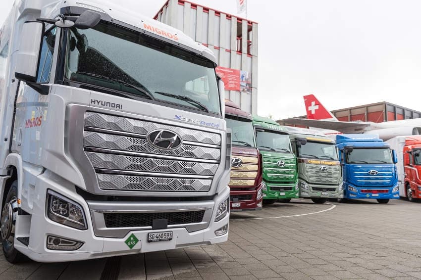 Les premiers poids lourds à pile à hydrogène ont été livrés en Suisse : HYUNDAI veut mettre les bouchées doubles