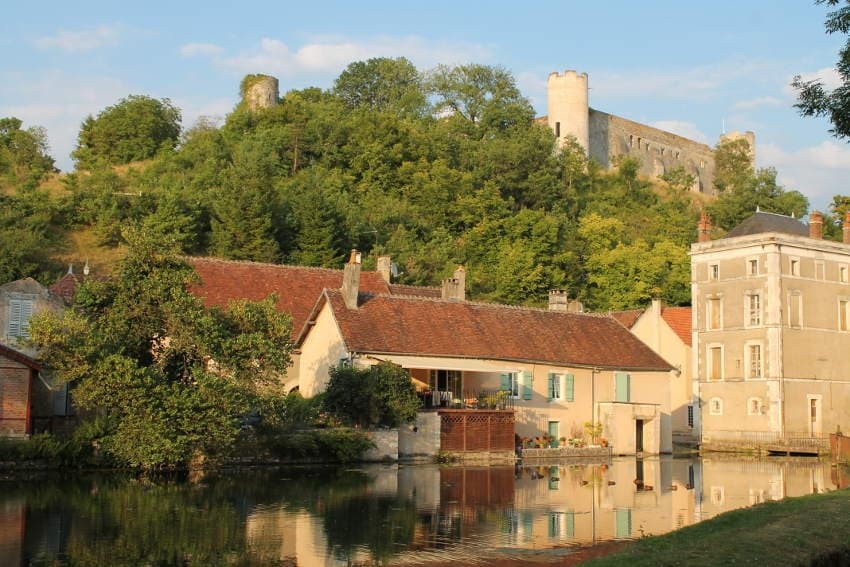 Les « Baladins du Château » investissent Druyes pour cinq représentations au service de la culture…