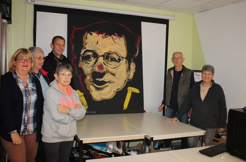 C’est déjà Noël aux « Restos du Cœur » : la coopérative « 110 Bourgogne » offre un joli portrait de COLUCHE