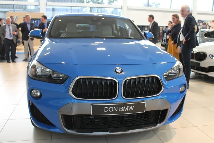 BMW France éduque les jeunes apprenants en mécanique à devenir moins frileux !