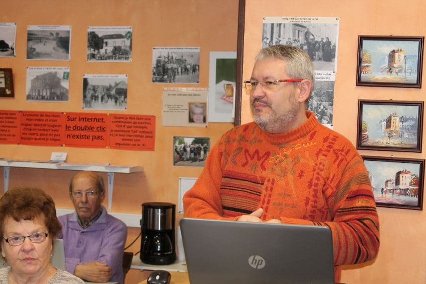 Un professionnel du multimédia dispense de manière bénévole des cours d’initiation aux seniors chez MAIL