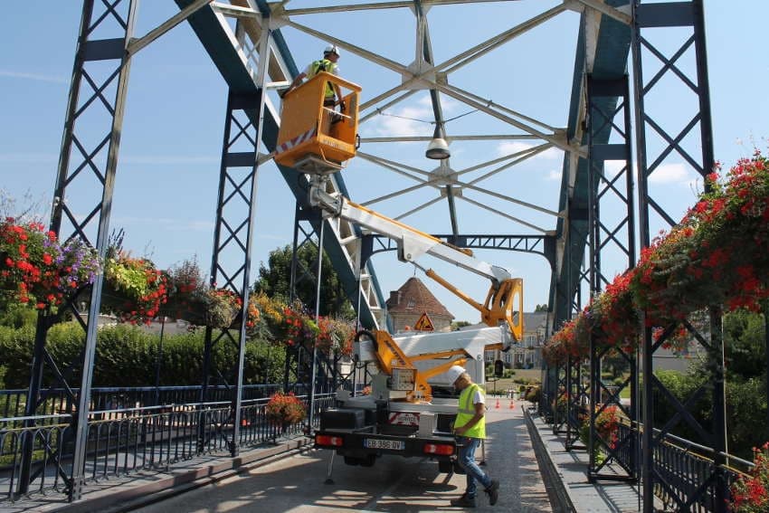 Les techniciens du Service routier départemental contrôlent l’un des plus vieux ponts de l’Yonne…