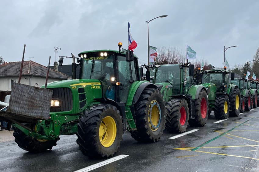 La FDSEA et JA appellent à la mobilisation contre les promesses non tenues devant la préfecture à Auxerre