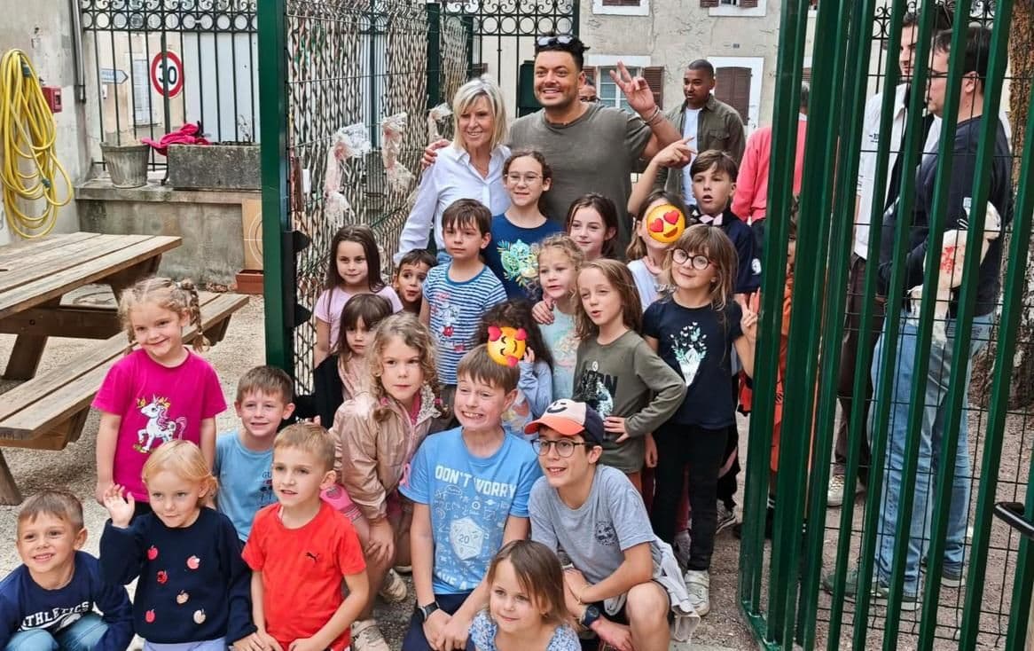 Toucy : Kev Adams et Chantal Ladesou en visite au centre de loisirs Les P'tits Larousse