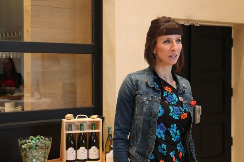Photographie : l’œuvre sibylline de Sylvie VUCIC se dévoile verre à la main au Domaine BROCARD