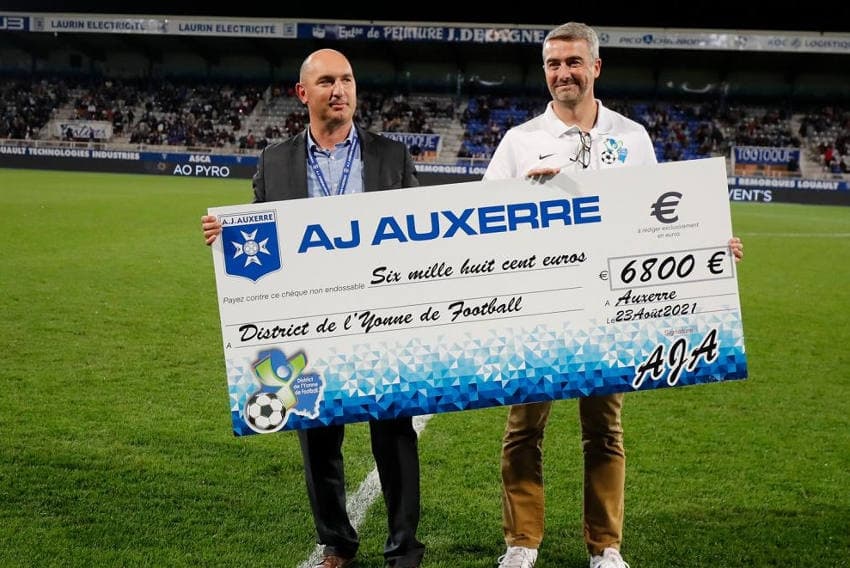 Le club auxerrois soutient le District de l’Yonne : généreuse vente aux enchères à l’AJA !