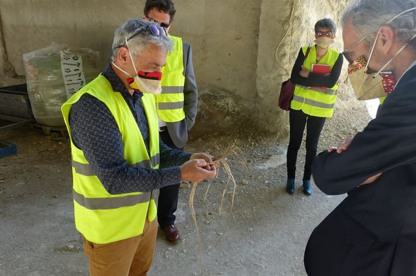 Le préfet visite le site de production de GEOCHANVRE : la découpe laser importée d’Italie est enfin opérationnelle…