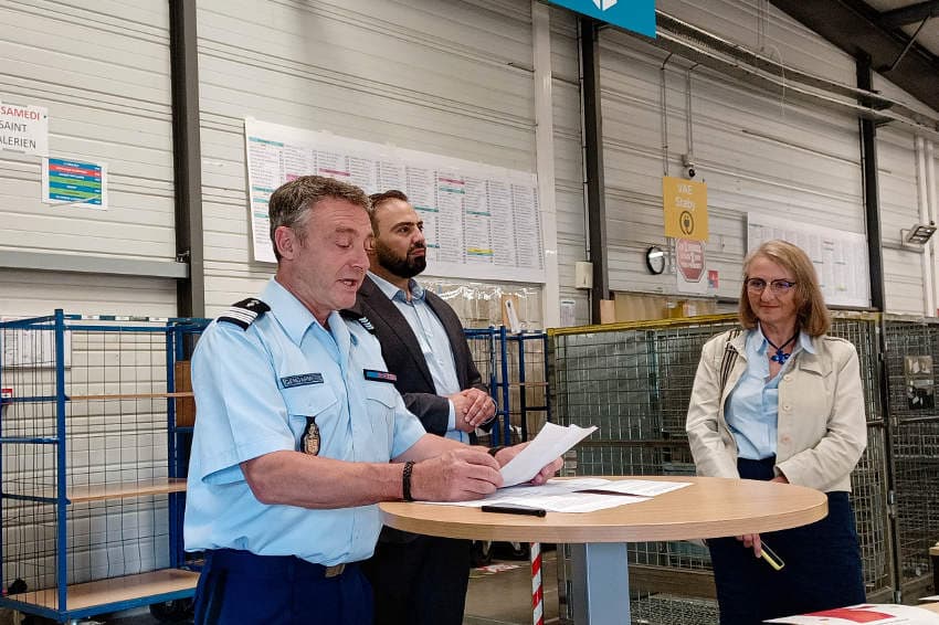 200 ans de tradition qui perdurent : cinq nouveaux facteurs prêtent serment et gonflent les effectifs de La Poste