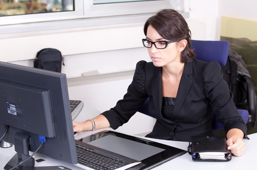 Salaires au féminin : les habitudes ont la vie belle !