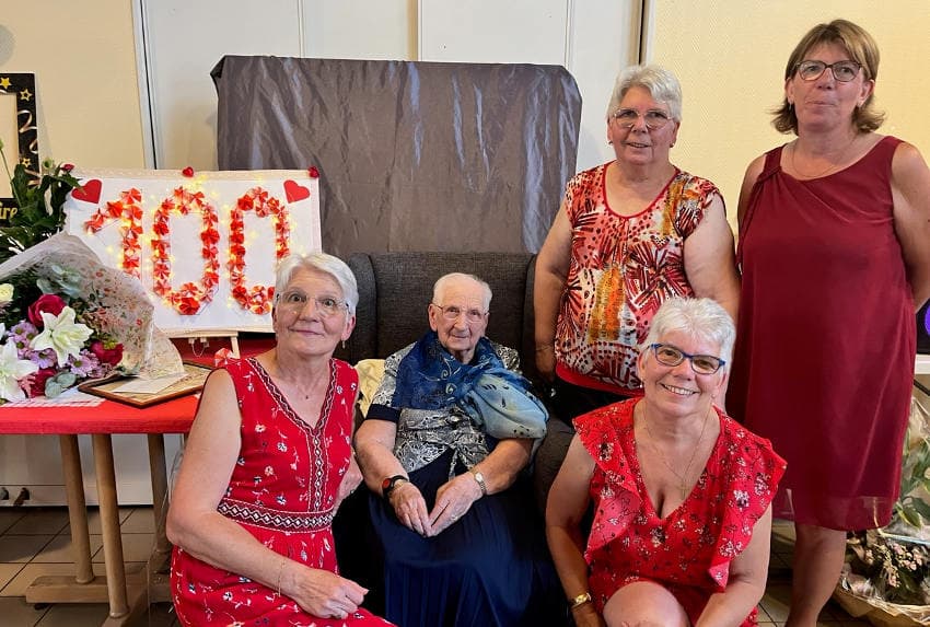 Bernadette BESNARD célèbre son anniversaire à la Résidence Jasmin : cent ans et toujours bon pied, bon œil !