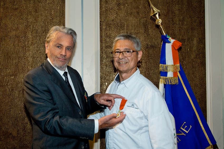 Alain DELON remet la Légion d’Honneur à Jean-Michel LORAIN : quand une star du cinéma honore une étoile de la gastronomie…