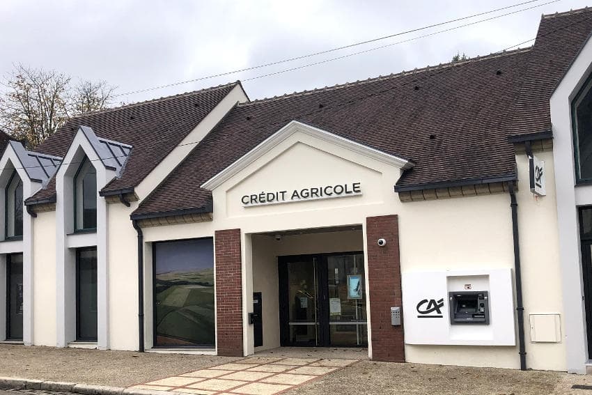 L'agence de Brienon fait peau neuve : le Crédit agricole ne change pas d’un iota sa politique de rénovation…