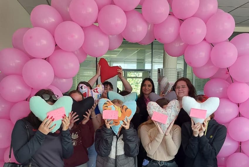 Vaincre le cancer du sein à plate couture : des « coussins-cœur » comme exutoire à la Mission Locale d’Auxerre