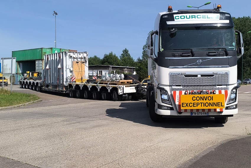 Il a quitté le port de Gron : un convoi exceptionnel illustre les ambitions écologiques et logistiques du territoire