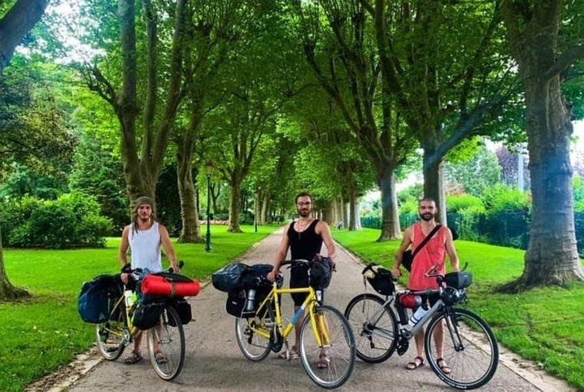 Un périple courageux attend trois jeunes de l’Yonne : rallier l’Espagne à vélo au service de Dame Nature…