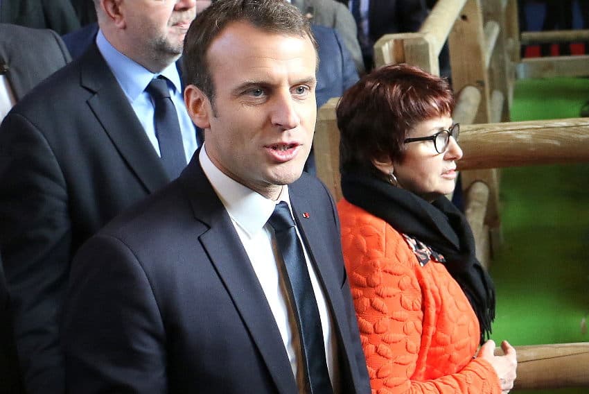 « Le roi est nu, mais comment dire à un sourd qu’il est aveugle ? » : Emmanuel MACRON indifférent à la rue…