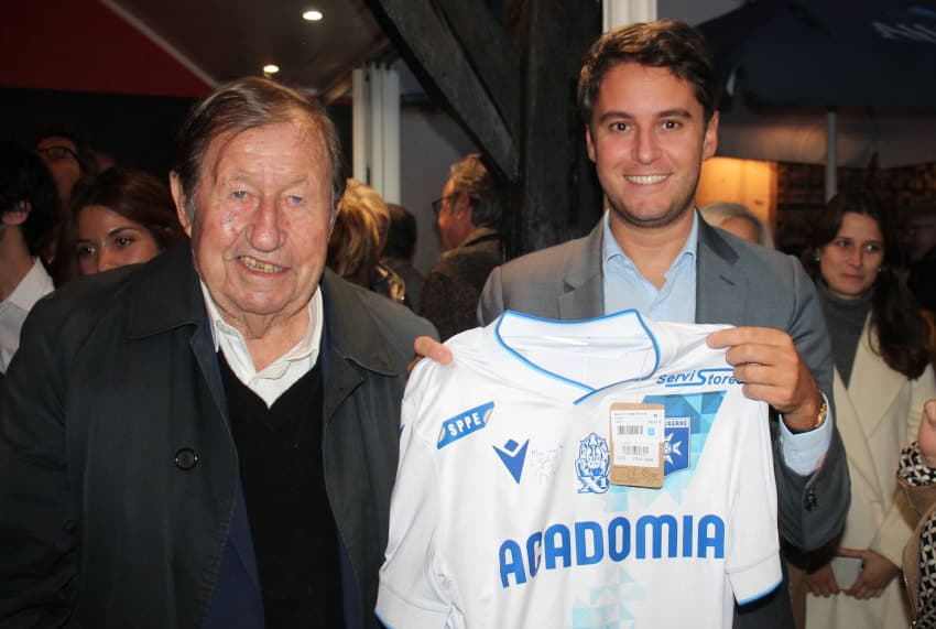 Guy ROUX lui dédicace un maillot, Gabriel ATTAL, nouveau supporter de poids de l’AJA ?