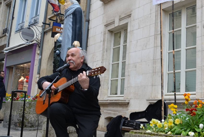 Gérard-André exige la réouverture des salles de spectacle : le chanteur lance une pétition et manifestera ce dimanche