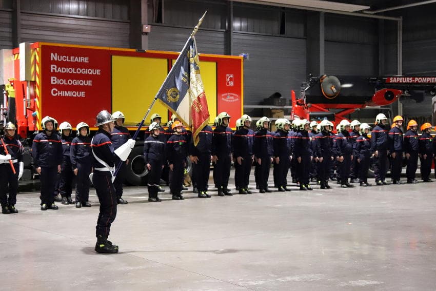 Distinctions, convivialité, valeurs : une célébration de la Sainte Barbe avec le feu sacré pour les pompiers d’Auxerre