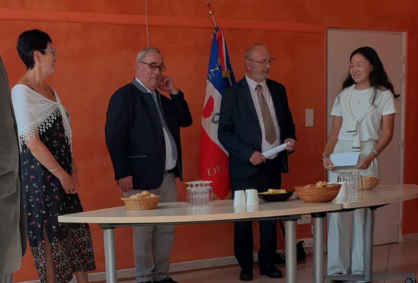 Distinction : une jeune Mongole reçoit les encouragements de la Société des Membres de la Légion d’Honneur 89