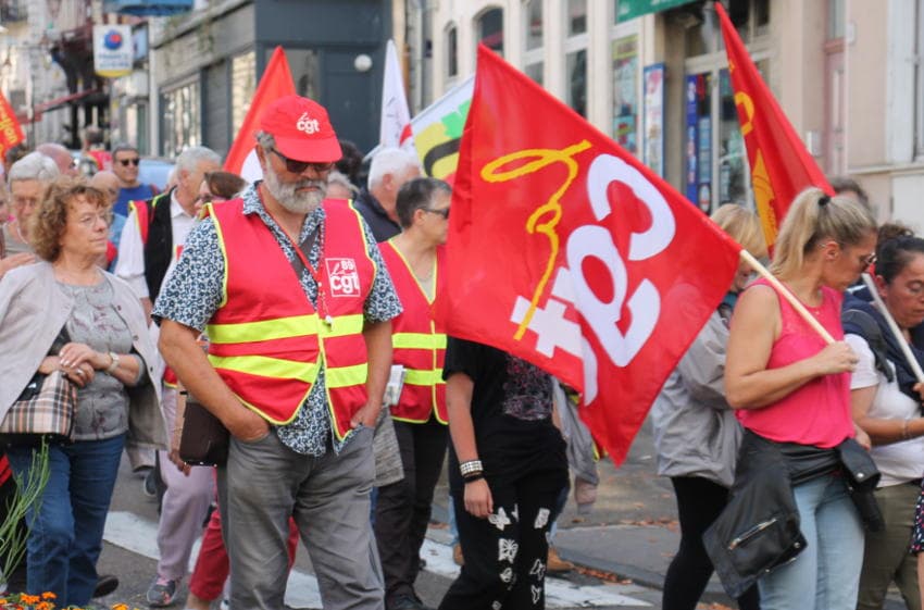 « L’été meurtrier » : les incertitudes économiques et politiques plombent la rentrée sociale (2/2)