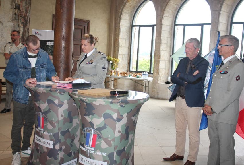 Dix jeunes de l’Yonne rejoignent les rangs de l’Armée de terre et des Pompiers de Paris : au service de la patrie !