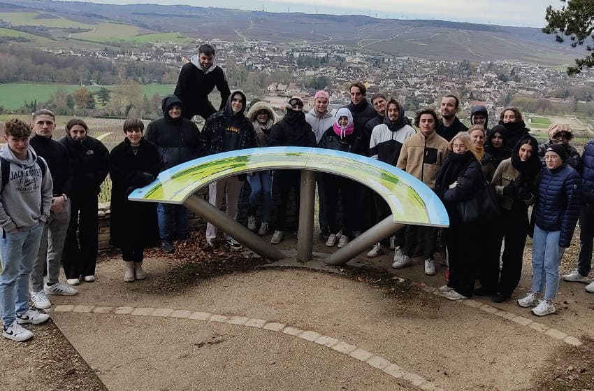 Les BTS Commerce international de St Jo en excursion initiatique au plus près des grands crus malgré le froid