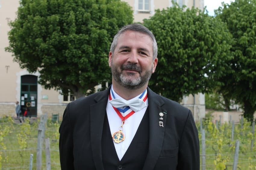 Gil GALASSO, maître d’hôtel doublement couronné : « Les arts de la table et le service constituent notre ADN… ».