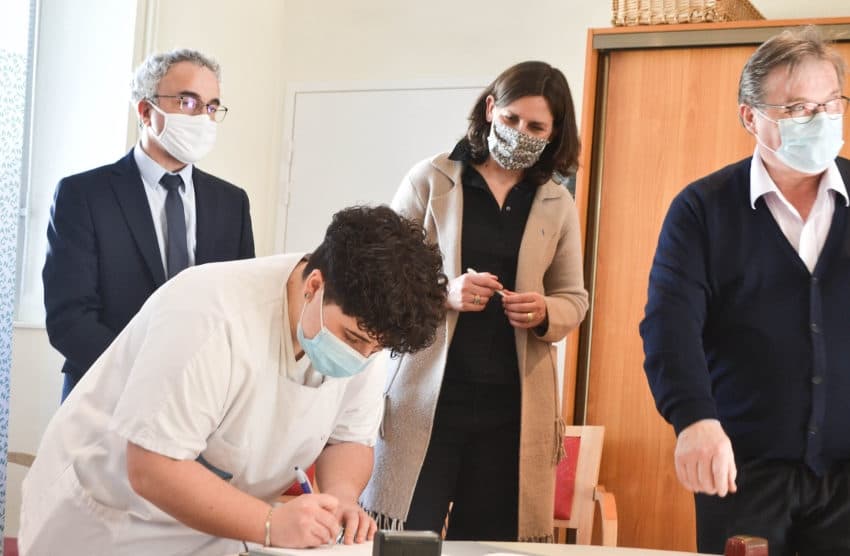 Le dispositif est-il vraiment vertueux ? Deux jeunes signent une convention dans le cadre du plan « 1 jeune 1 solution »
