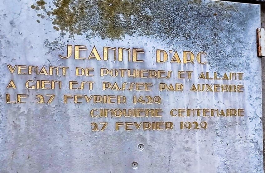 Extinction Rébellion Auxerre célèbre Jeanne d’Arc en icône de la désobéissance féminine et de la défense des libertés