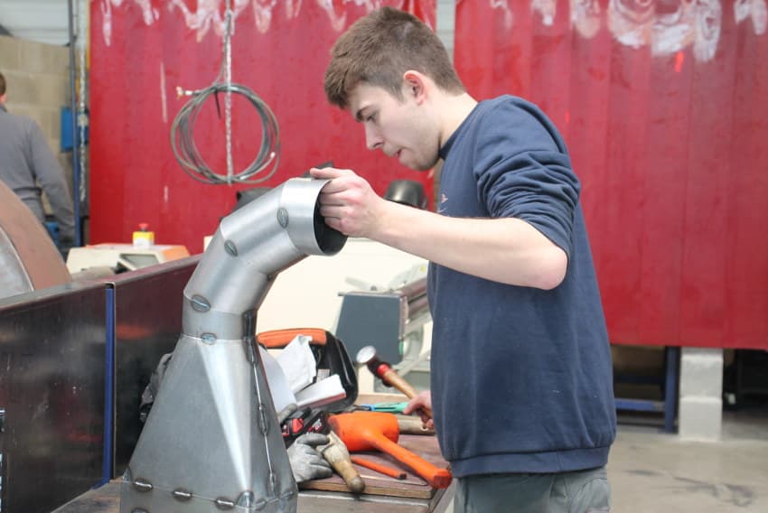 Polissage et soudage au menu : huit apprentis chaudronniers concourent à la sélection BFC des WORLDSKILLS