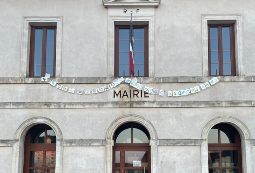 Le soutien à l’Ukraine s'affiche sur le fronton de la mairie : les enfants de CHEVANNES dessinent au nom de la liberté