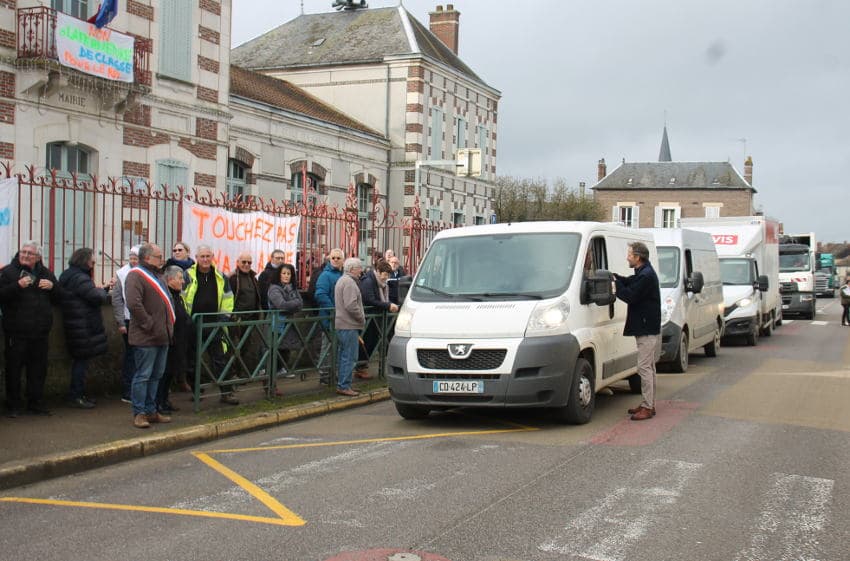 Ils se font entendre : parents d’élèves, élus et enseignants disent non aux fermetures de classe à GERMIGNY
