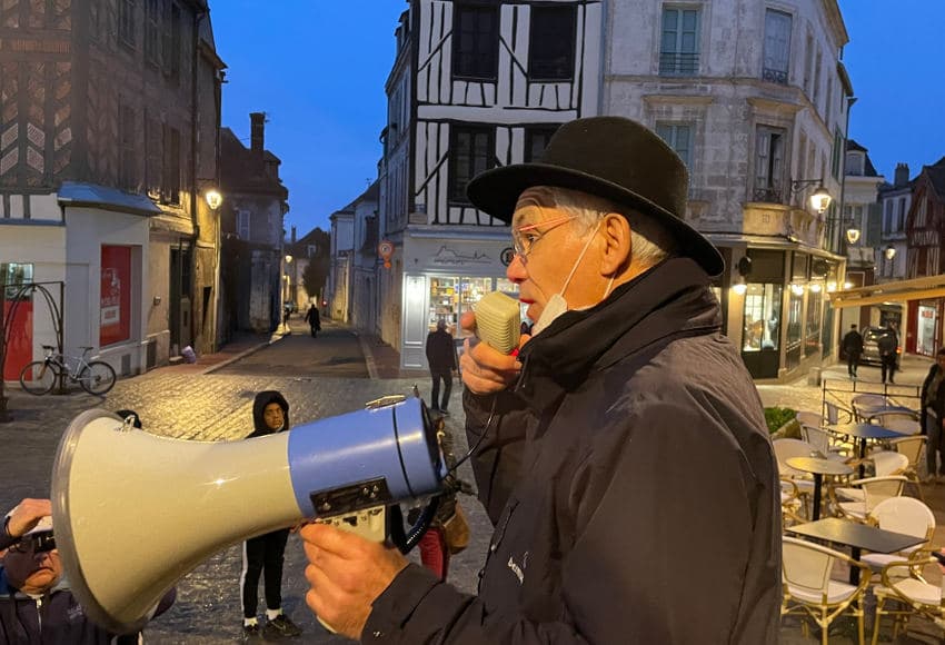 Une pétition pour une démission : les opposants de Crescent MARAULT passent à l’offensive sur la toile