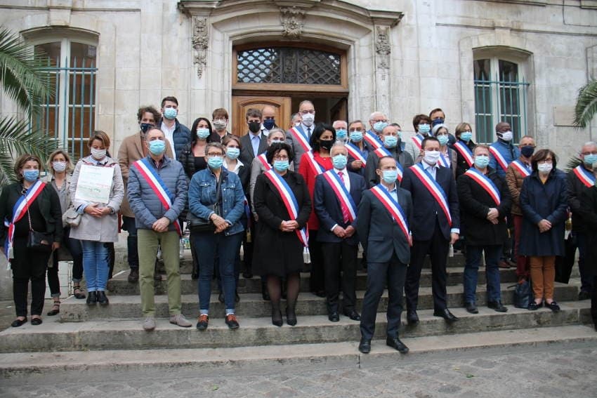 Emotion devant l’hôtel de ville : les élus auxerrois applaudissent la mémoire du « martyr » Samuel PATY