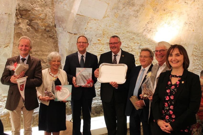 Des cadeaux pour illustrer le cinquantenaire de l’alliance entre Auxerre et Worms…