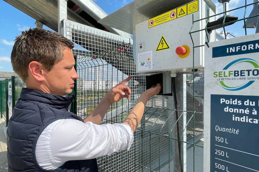 Jérémy KAUFFMANN propose un curieux distributeur automatique : l’art et la manière de bétonner ses affaires !