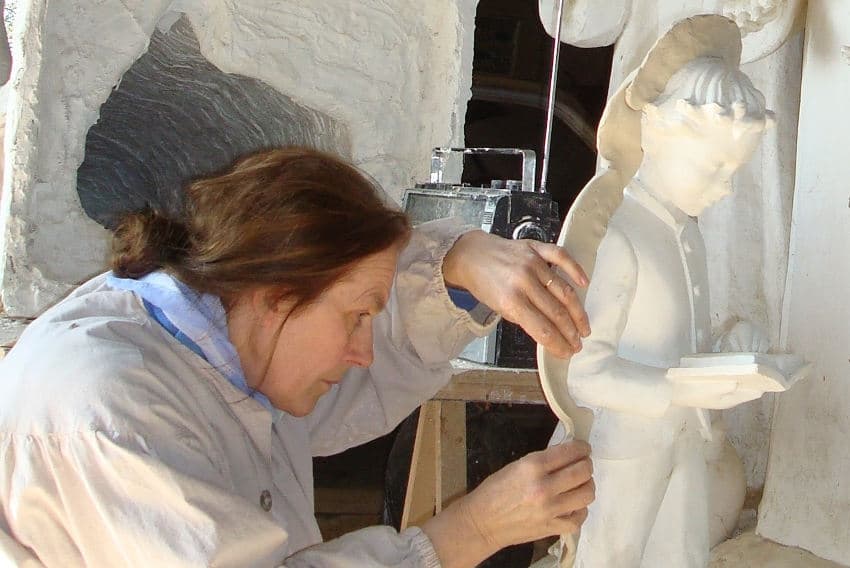Ultimes coups de maillet pour la sculpteuse d’art sacré, Anne KIRKPATRICK…